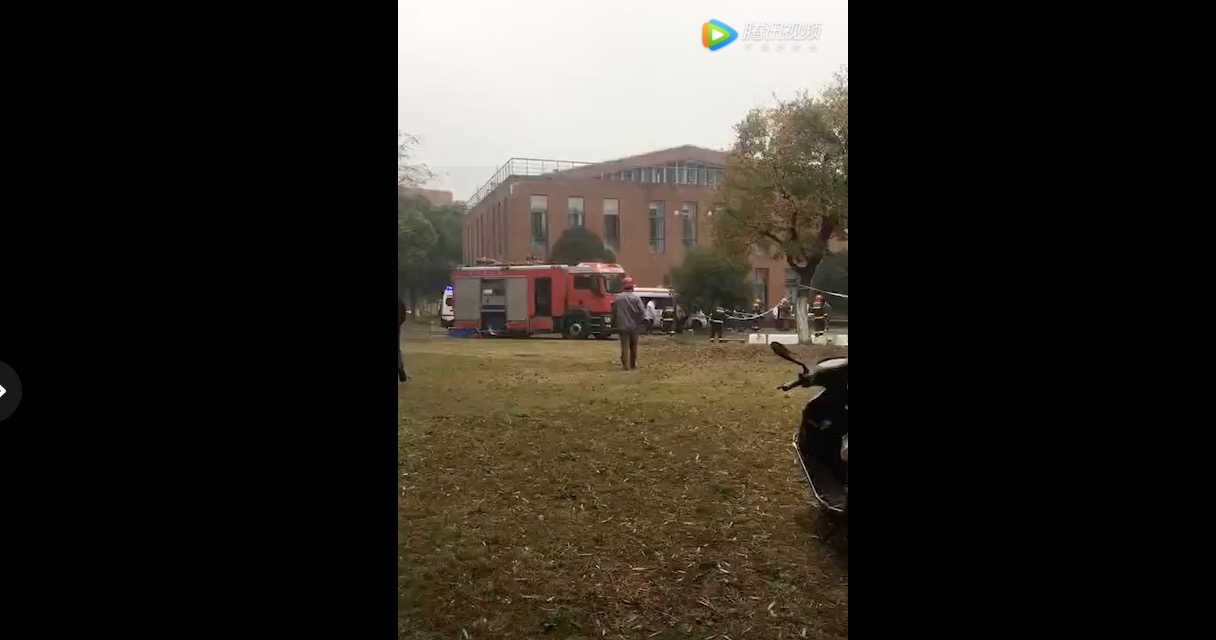 南京中医药大学一实验室爆燃 大门被炸飞多名师生受伤