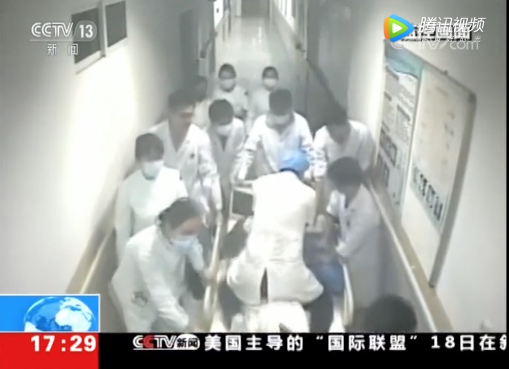 充满敬意！20名医生轮流15000次心脏按压，奇迹出现了！