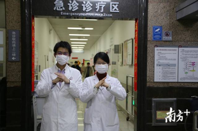 跨年值班,两人一起在中山一院急诊科祝福新年好。 急诊科里的“神仙爱情”:最浪漫的事,是和你一起抢救病人-肽度TIMEDOO