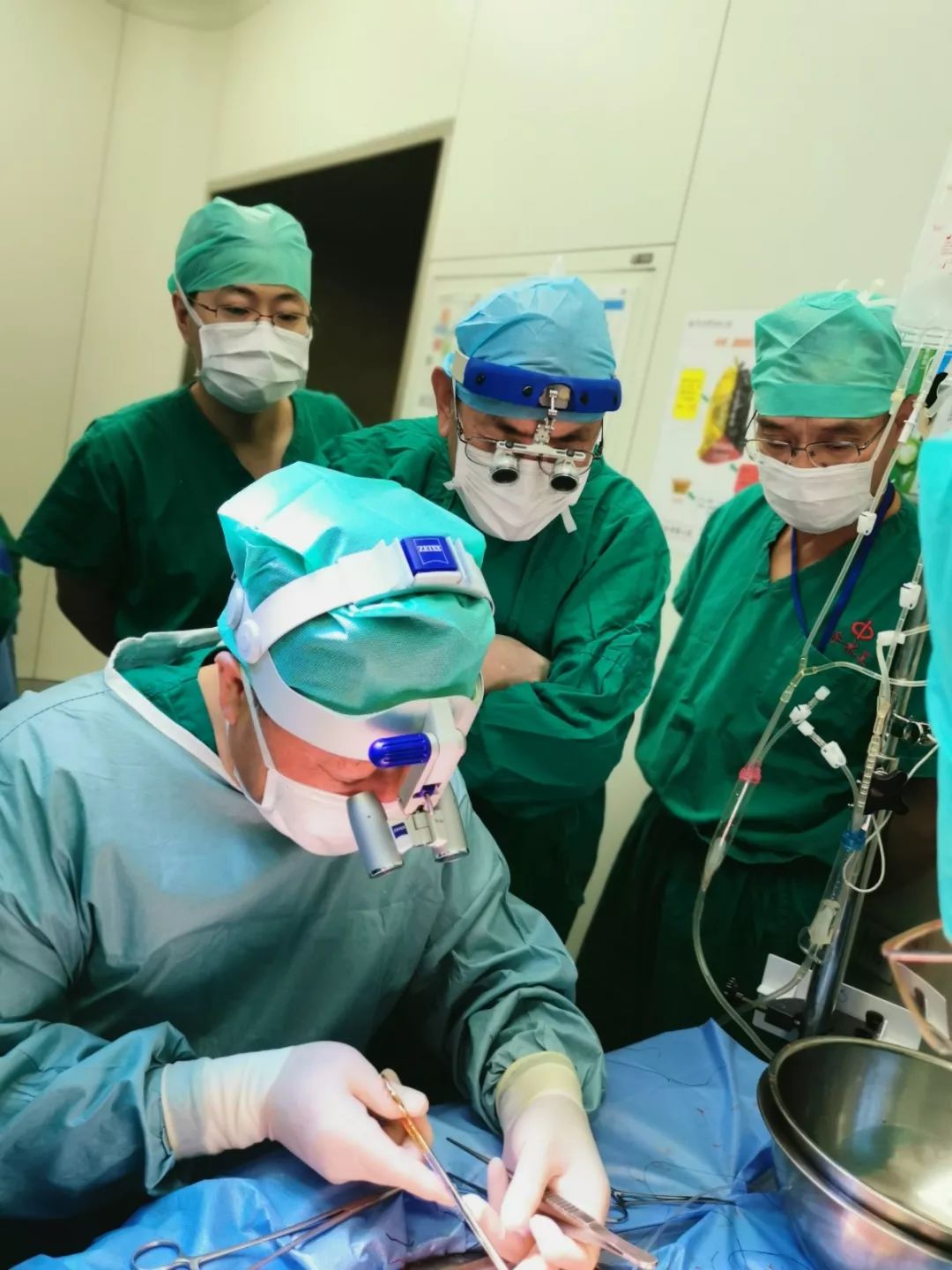 西交大一附院打破肝移植手术“无肝期”最短记录 - 我们视频 - 新京报网