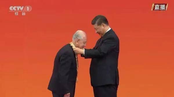 习近平向屠呦呦等8人颁授“共和国勋章”-肽度TIMEDOO