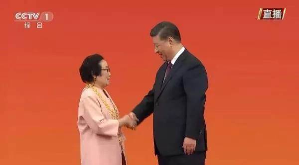 习近平向屠呦呦等8人颁授“共和国勋章”