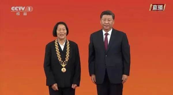 习近平向屠呦呦等8人颁授“共和国勋章”-肽度TIMEDOO