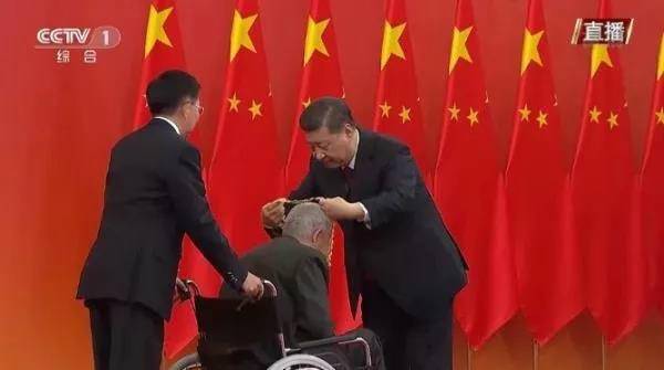 习近平向屠呦呦等8人颁授“共和国勋章”-肽度TIMEDOO