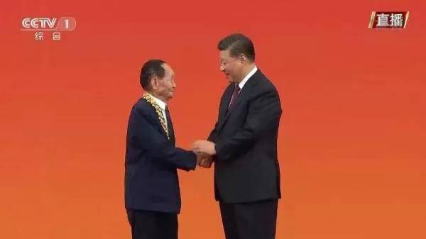 习近平向屠呦呦等8人颁授“共和国勋章”-肽度TIMEDOO