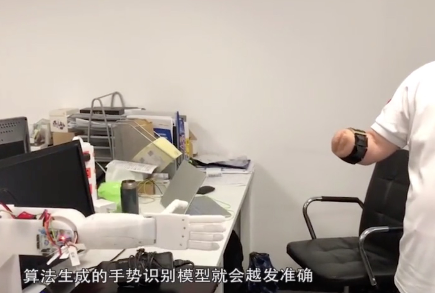 中国公司研发智能机械手，靠大脑就能控制，未来可媲美真手-肽度TIMEDOO