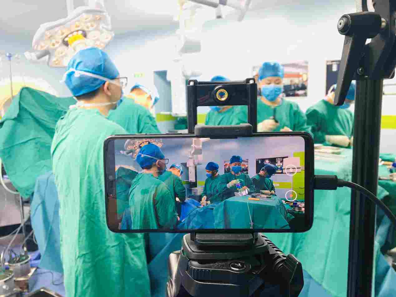 全球首例!深圳南方科技大学医院成功完成混合现实导航脊柱手术-肽度TIMEDOO