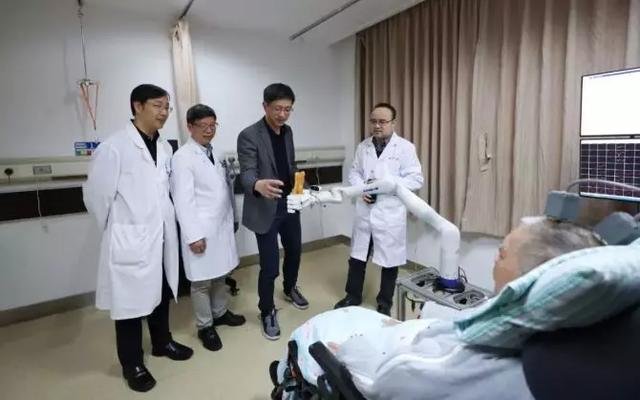 全国首例!72岁高位截瘫患者用意念吃油条、打麻将,浙大脑机接口创多项第一-肽度TIMEDOO