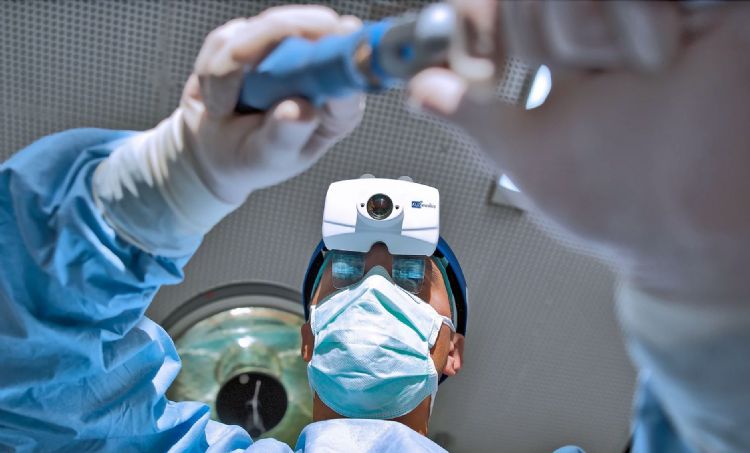 美国公司Augmedics手术AR头盔通过FDA