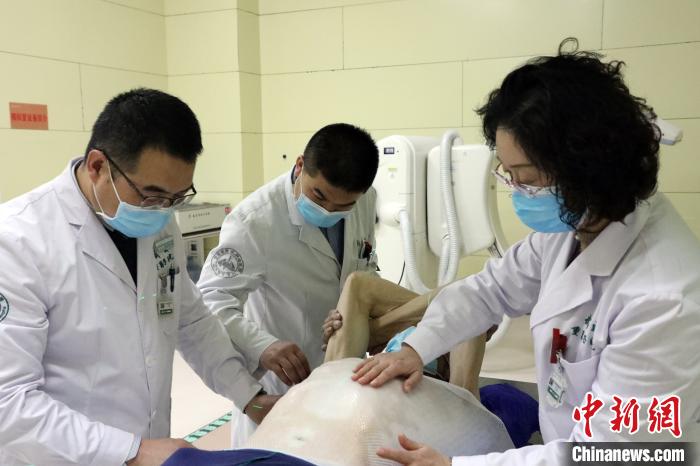 图为医生在模拟定位CT室,对患者肿瘤进行“定位”。 魏建军 摄 探访中国首个碳离子癌症治疗中心:已达全球同等水平-肽度TIMEDOO