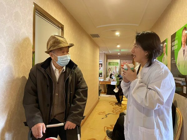 图:长乐坊社区89岁的雷大爷推着助步车前来体检