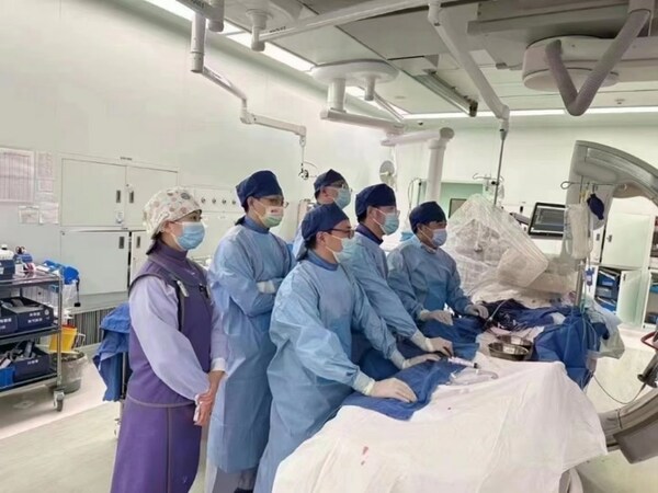 上海德达医院黄连军教授介入团队成功植入CADS可主动调控胸主动脉覆膜支架系统-肽度TIMEDOO