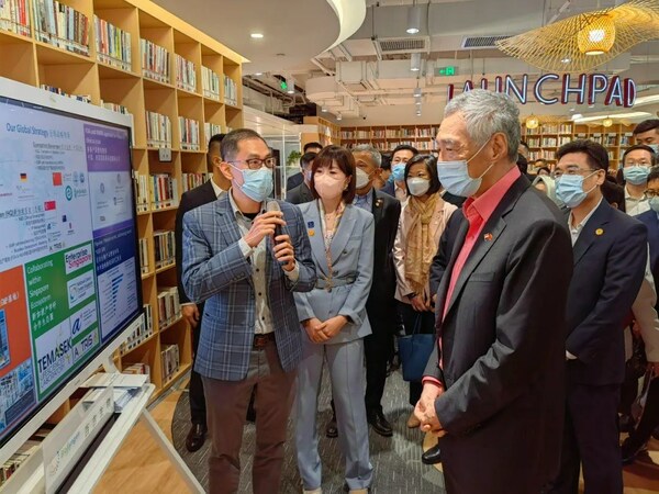 百吉生物向新加坡总理李显龙及部长一行等领导详细汇报企业发展情况