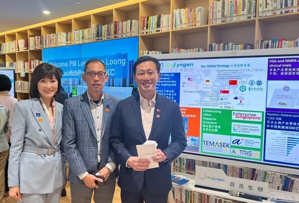 新加坡卫生部长王乙康(右一)、首席运营官陈秩静(左一)、百吉生物首席商务官周永晖(左二) 百吉生物向新加坡总理李显龙及部长一行等领导详细汇报企业发展情况-肽度TIMEDOO