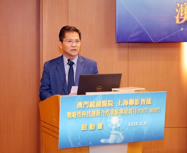 图为澳门科学技术发展基金行政委员会委员郑冠伟 直面