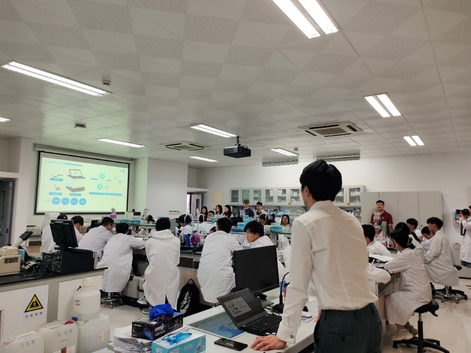 生命科学教育新模式！华大智造测序仪走进南京大学医学院，教学与实践相融合-肽度TIMEDOO