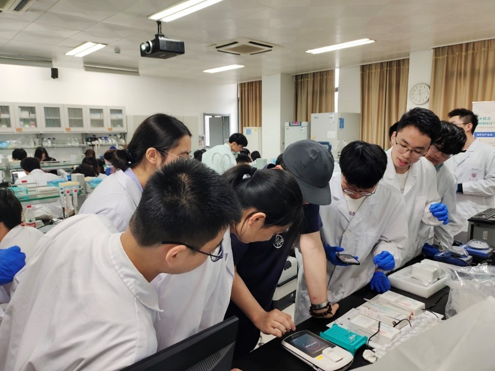 生命科学教育新模式!华大智造测序仪走进南京大学医学院,教学与实践相融合-肽度TIMEDOO