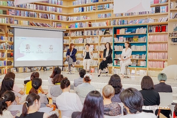 “2024女性健康影响力洞察报告”发布会暨女性身心健康沙龙圆桌互动现场,从左至右,北京师范大学心理学部副部长、教授、博士生导师韩卓,北京天坛普华医院副院长、迦华国际诊所总经理张敬,招商信诺人寿保险有限公司总经理助理兼首席财务官刘雯菁,主持人 聚焦女性健康管理,招商信诺发布《2024女性健康影响力洞察报告》-肽度TIMEDOO