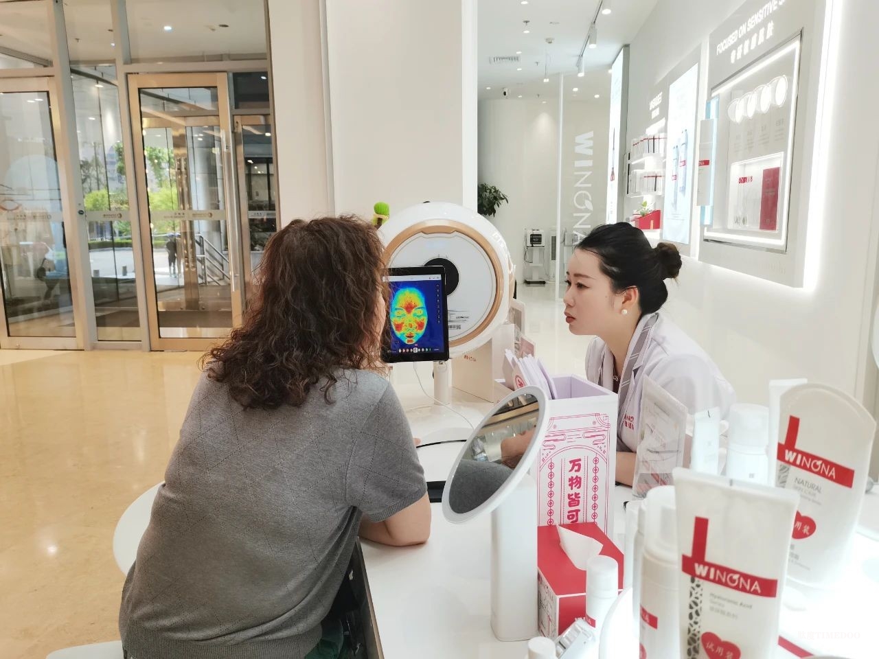 薇诺娜以专业赋能公益行动，引领功效护肤市场高质量发展-肽度TIMEDOO