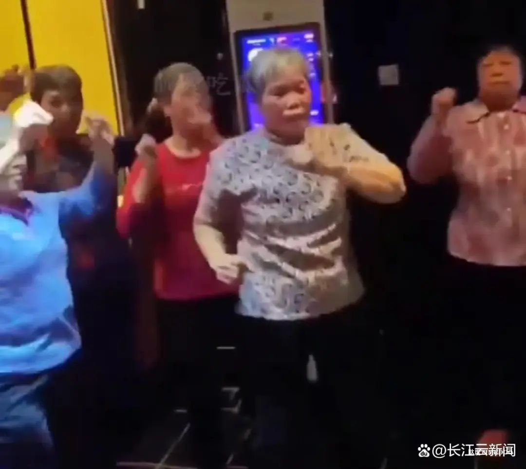 银发族渐成KTV麦霸，年轻人“抛弃”的快乐被他们捡起来了？