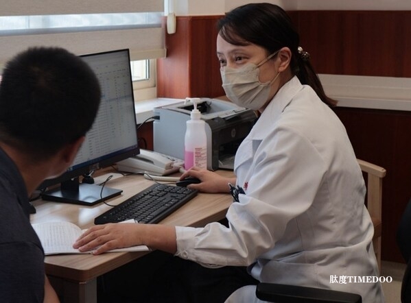复旦大学附属华山医院风湿免疫科朱小霞教授在上海开出首张处方 京沪双城!卫材速度!多替诺雷当天完成从发车到京沪首方同步落地-肽度TIMEDOO