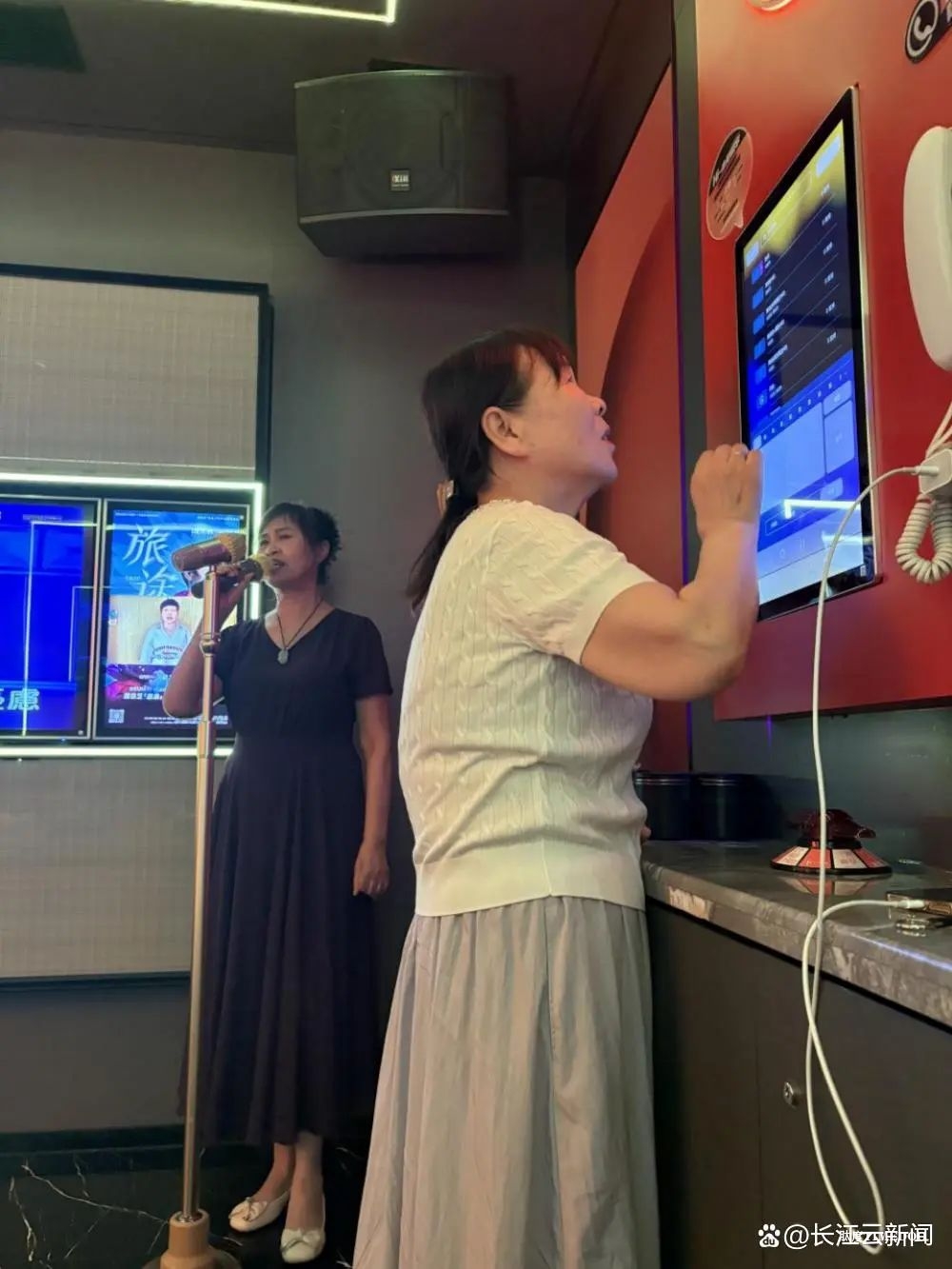 银发族渐成KTV麦霸,年轻人“抛弃”的快乐被他们捡起来了?-肽度TIMEDOO