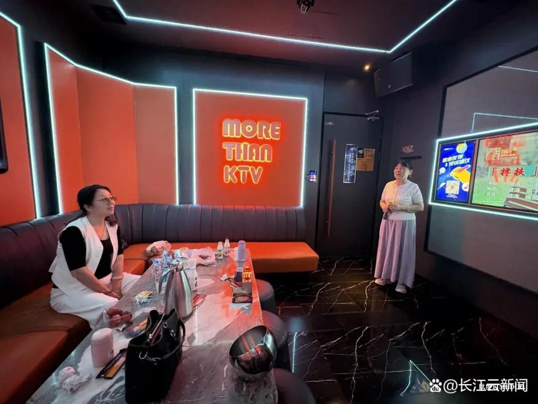银发族渐成KTV麦霸,年轻人“抛弃”的快乐被他们捡起来了?-肽度TIMEDOO