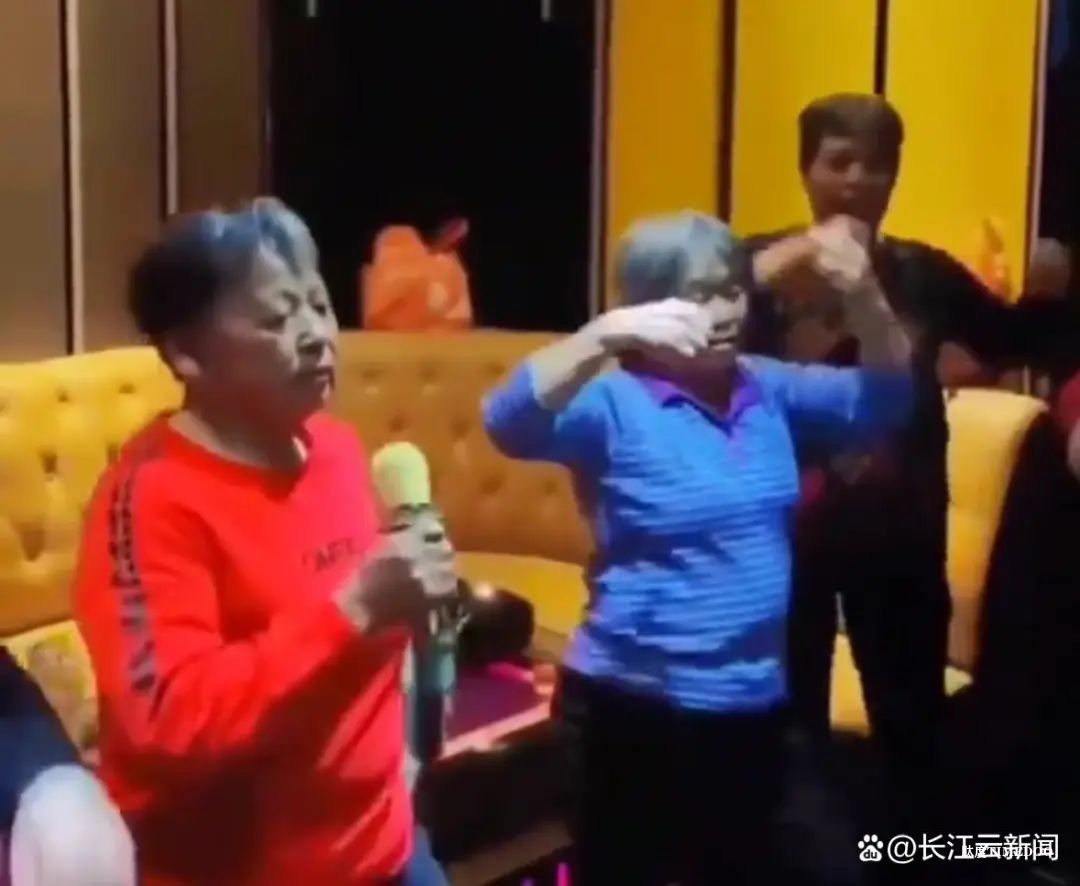银发族渐成KTV麦霸,年轻人“抛弃”的快乐被他们捡起来了?-肽度TIMEDOO
