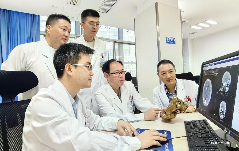 图为研究团队。新桥医院供图 放疗导航技术助力胶质瘤放疗精准定位-肽度TIMEDOO