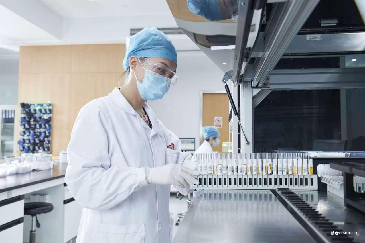 温州医科大学附属第一医院科研人员正在分离癌症患者血清,监测肿瘤发展状态。受访单位供图 液体活检技术:“滴血验癌”走向成熟还有多远?-肽度TIMEDOO