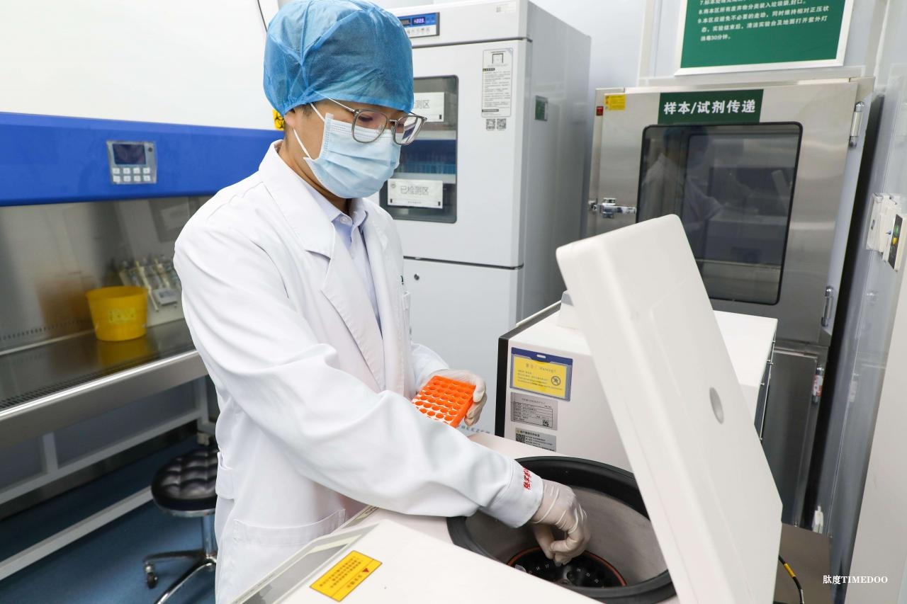 陆军军医大学西南医院江北院区分子基因实验室检验员正在进行液体活检,图为高速离心分离血液样本步骤。科技日报记者 王姗姗 摄 液体活检技术:“滴血验癌”走向成熟还有多远?-肽度TIMEDOO