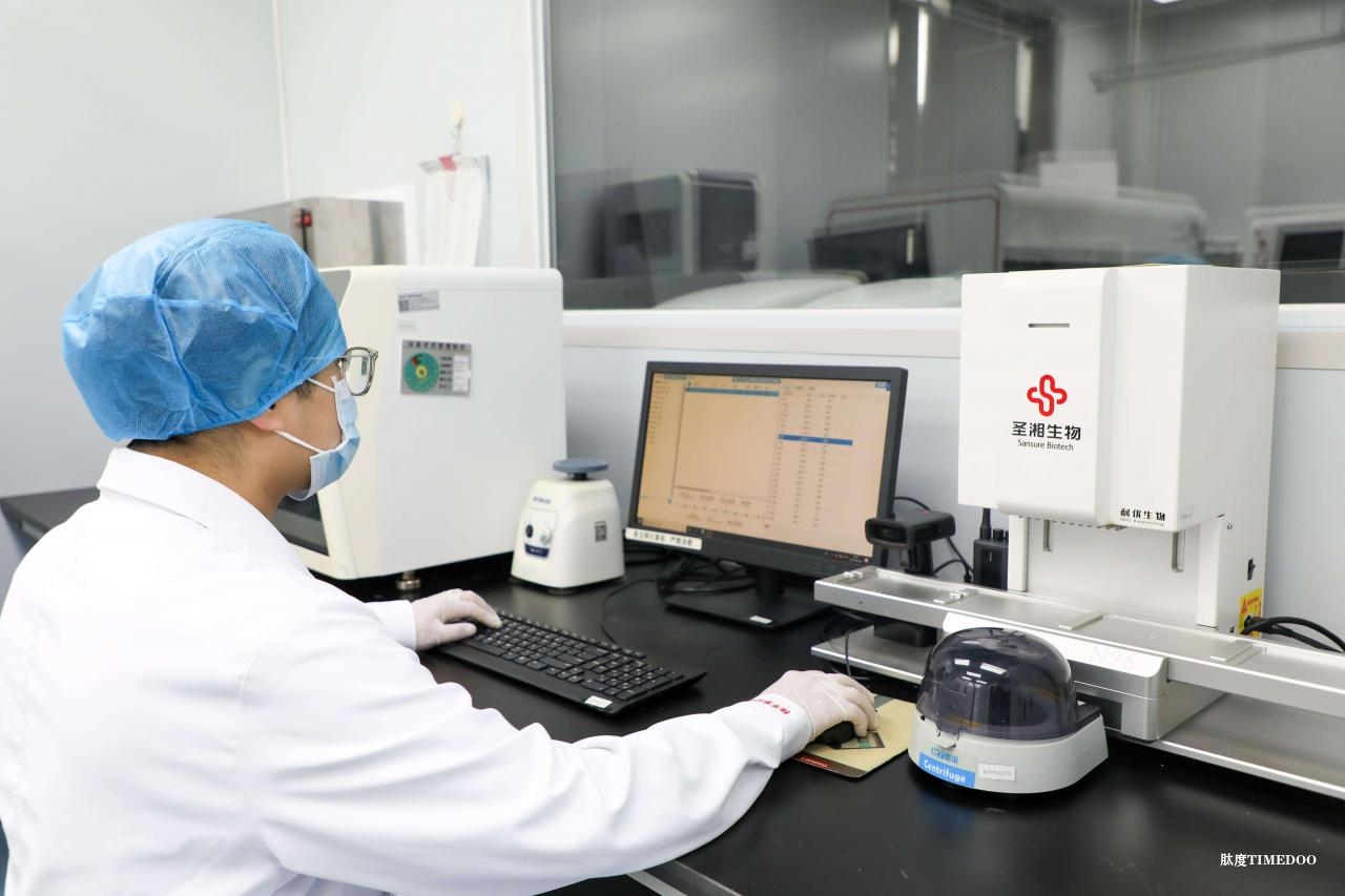 陆军军医大学西南医院江北院区分子基因实验室检验员正在进行液体活检,图为操作电脑设置RT-PCR荧光检测程序步骤。科技日报记者 王姗姗 摄 液体活检技术:“滴血验癌”走向成熟还有多远?-肽度TIMEDOO