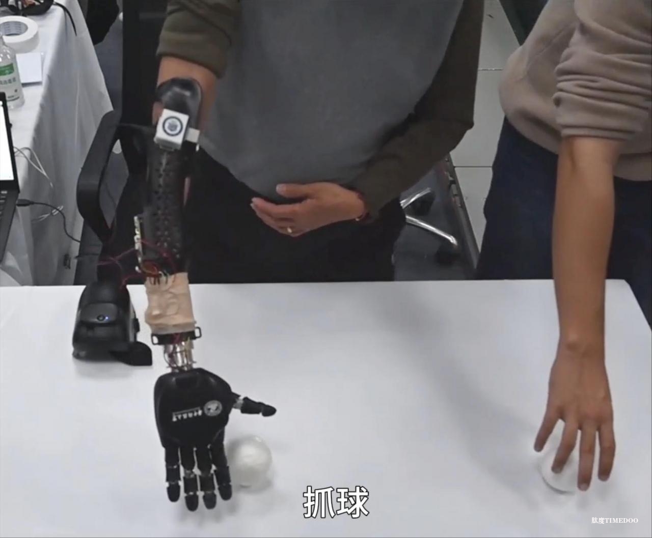 他们接力给康复机器人“提智”