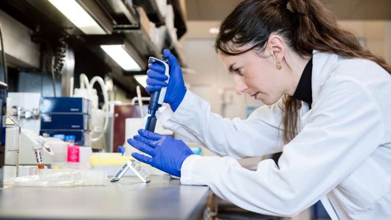 《自然-通讯》：打破“潜伏”假说，新工具 HIV-seq 揭示活跃病毒储存库的生存秘笈