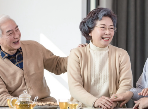 银发经济=“做老年人生意”?不能只算眼前收益账!